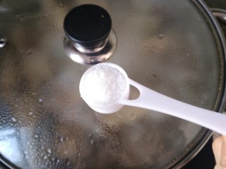 13、冬日暖心鸡汤,鸡肉快熟的时候放一勺盐 咱们中国人做饭没有那么太精确的克数，可以以依自己的情况加减分量。