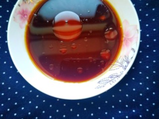 14、冬日暖心鸡汤,我汤比较淡肉会没有滋味我准备一个蘸汁。我今天用了童子鸡肉可以吃。如果是老母鸡的话，建议熬的时间更长些，把精华都熬到汤汁里。