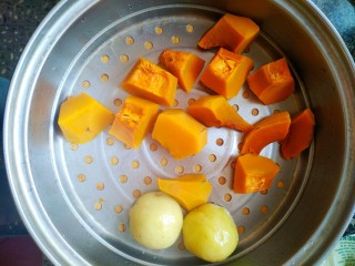 15、冬日暖心鸡汤,汤好了，南瓜和粘豆包也蒸熟了。