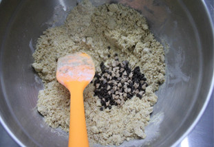 6、用可以吃的杯子装奶油——曲奇奶油杯 ,放入巧克力豆混合均匀。