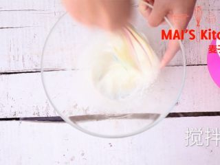 1、快手 | 简单好卷酥脆蛋卷,将蛋白加入白砂糖充分搅拌均匀。