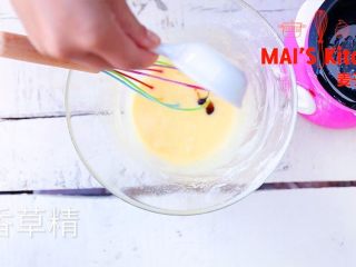 4、快手 | 简单好卷酥脆蛋卷,最后加入香草精，搅拌均匀成顺滑面糊。