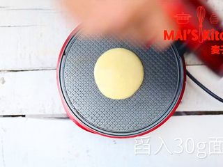 5、快手 | 简单好卷酥脆蛋卷,麦子厨房小红锅装上蛋卷烤盘预热完成后，使用挖球勺舀入约30g面糊，盖上上盖，烘烤3分钟，并趁热快速卷成蛋卷。