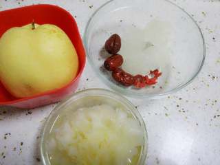 1、冰糖雪梨银耳羹,准备好食材。