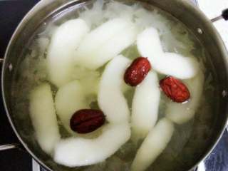 2、冰糖雪梨银耳羹,银耳放炖锅，加入八九杯水量，烧开后小火熬30分钟后放入梨、冰糖和红枣一起熬。