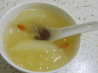 3、冰糖雪梨银耳羹,三十分钟后放入枸杞熬几分钟后关火。