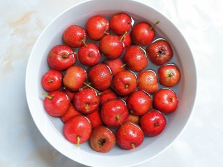 2、百变山楂,放盐水里浸泡半个小时！