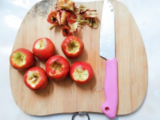 3、百变山楂,把用来做霜糖山楂的那六个山楂两头的蒂都去掉，放阳台上沥干水份！