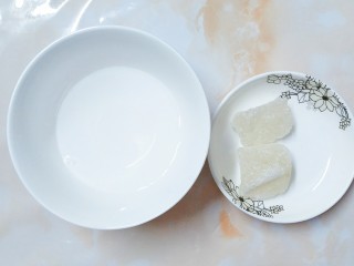 4、百变山楂,准备好做霜糖山楂的冰糖和水！