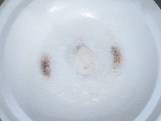 5、百变山楂,把水放下去烧开，放入大冰糖不断的搅拌，直至彻底融化，熬制起小泡泡即可关火，放入山楂！