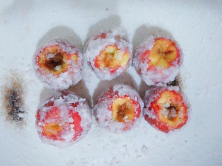 6、百变山楂,在锅里不停的翻拌，直至山楂表面均匀的裹上糖霜！