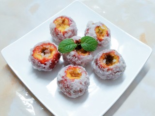 7、百变山楂,把炒好的霜糖山楂铲出来放在盘子上晾冷！酸酸甜甜超级开胃解馋！