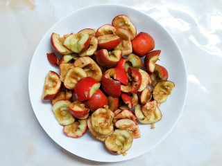 8、百变山楂,接下来把剩余的那一大半山楂去蒂去核，切成两半！