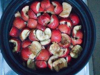 9、百变山楂,放到一个砂锅里加入1000ml水开大火煮！记住山楂一定不能用铁锅或金属类的锅来煮，会产生化学反应，不仅颜色会不好看，对身体也会产生不好的影响！