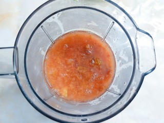 11、百变山楂,晾冷后放入搅拌机里打一分钟左右！成泥状即可！