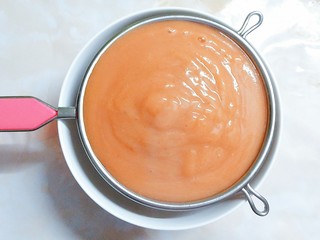 12、百变山楂,再把搅打好的山楂泥过滤一下！