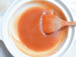 13、百变山楂,把过滤好的山楂泥放火上开中小火熬至浓稠细腻，加入30g白糖搅拌至融化，然后端到桌子上冷却到40度左右！