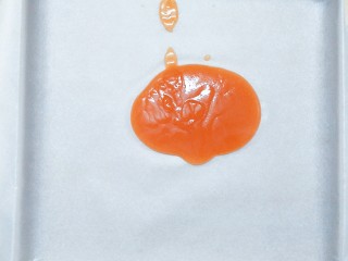 14、百变山楂,找一个烤盘铺上油纸！放入适量的山楂果酱！