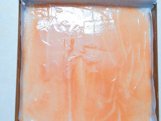 15、百变山楂,用刮板轻轻的刮匀！一定要刮薄一点！