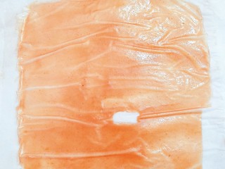 17、百变山楂,等其彻底冷却，轻轻的把山楂皮从油纸上撕下来！