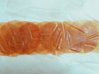 19、百变山楂,就照着这个方法把整张山楂皮全部切成这样大小相等的圆形山楂皮！