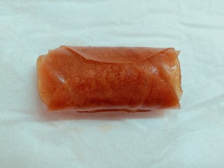 20、百变山楂,然后从一头往另一头卷起来！从中间切断！