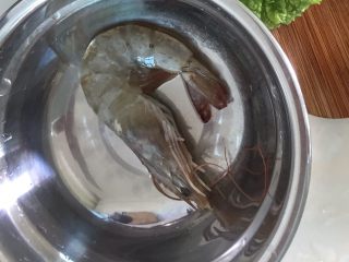 2、虾肉蔬菜鸡蛋卷（宝宝最爱）,一只大虾