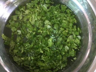 5、虾肉蔬菜鸡蛋卷（宝宝最爱）,虾和菜心加少许水煮四到五分钟，（宝宝吃的一定要煮熟煮透）