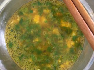 8、虾肉蔬菜鸡蛋卷（宝宝最爱）,倒入沥干备用的菜心和虾肉，放适量盐，和鸡蛋一起搅拌均匀，盐的用量可以用筷子沾点蛋液尝，有盐味就可以了。（宝宝才一岁多，我没有给她吃其他佐料，只放了盐）其实只放盐就已经很好吃了。