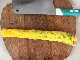 10、虾肉蔬菜鸡蛋卷（宝宝最爱）,因为我这个是双黄蛋所以蛋液要多点，熟了后就这样了，看着伸起来了就要去旁边守着，不然伸太长了会掉地上，然后切小块装盘即可