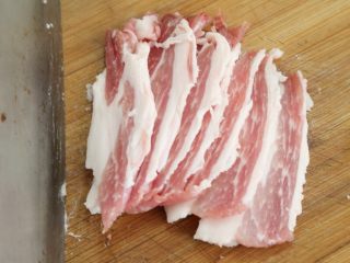 2、五花肉番茄卷,五花肉放入冰箱冷冻一小时后拿出，切成薄片，用料酒腌制15分钟。