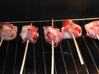 9、五花肉番茄卷,放入烤箱，180度烤20分钟。