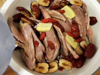 11、红枣枸杞乳鸽汤,注入大约1.5L的矿泉水