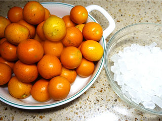 1、糖渍金桔,材料准备。