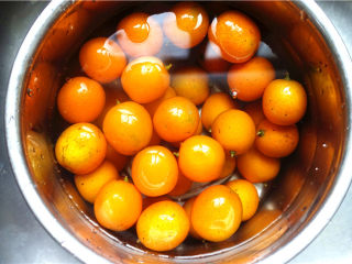 2、糖渍金桔,将金桔用淡盐水洗净，沥干水。