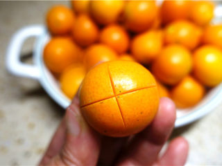 3、糖渍金桔,用小刀在两头切个小十字口，便于金桔入味。