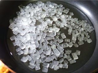 4、糖渍金桔,干净无油的锅内倒入冰糖，倒入清水开始煮沸。