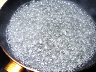 5、糖渍金桔,直到糖完全融化。