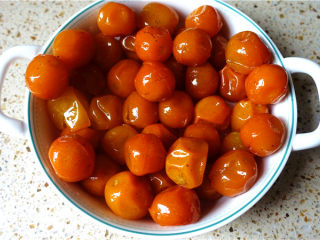 8、糖渍金桔,取出沥干糖水放入碟子，入微波炉中高火微13-15分钟直到金桔表皮变得有韧性。