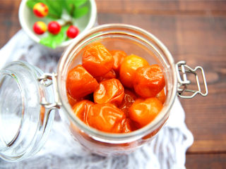 9、糖渍金桔,收入干净的玻璃瓶内保存。