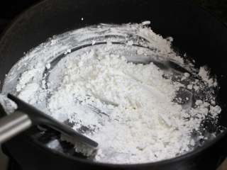 2、枣泥山药糕,将玉米淀粉放入锅中小火炒至微黄，闻起来无生粉味，用来做手粉用，可以防沾。