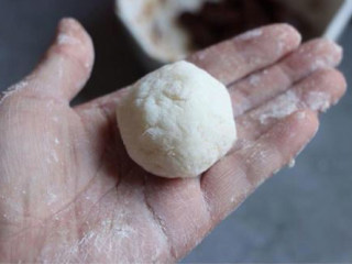 6、枣泥山药糕,把成团的山药糊压扁，裹住20克搓圆的枣泥，类似裹汤圆一样包住搓圆。