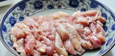 1、豉油鸡块,鸡腿洗净去骨，切成小块备用，葱切丝、姜切片。