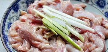 2、豉油鸡块,鸡肉用料酒、少许盐、姜，一半葱丝腌制10分钟。
