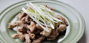 4、豉油鸡块,把蒸出的汤汁、葱、姜去除重新码放到盘内，把剩下的葱丝放在鸡肉上