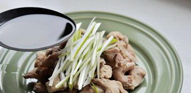 5、豉油鸡块,锅内倒底油，油开后淋到葱丝和鸡肉上。