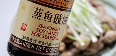 6、豉油鸡块,最后淋上蒸鱼豉油即可。