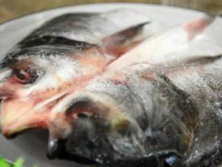 1、这道剁椒鱼头，居然藏了那么多好吃的秘招！,用少许盐和料酒将芋头腌制5分钟