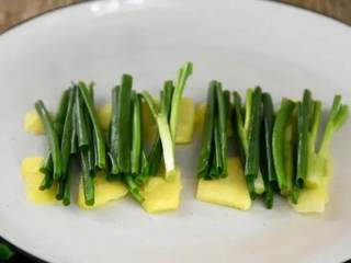 3、这道剁椒鱼头，居然藏了那么多好吃的秘招！,碗底铺上姜片和葱段，将鱼头盖上