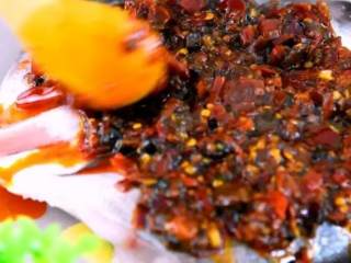 4、这道剁椒鱼头，居然藏了那么多好吃的秘招！,将炒好的剁椒酱均匀铺在鱼头上